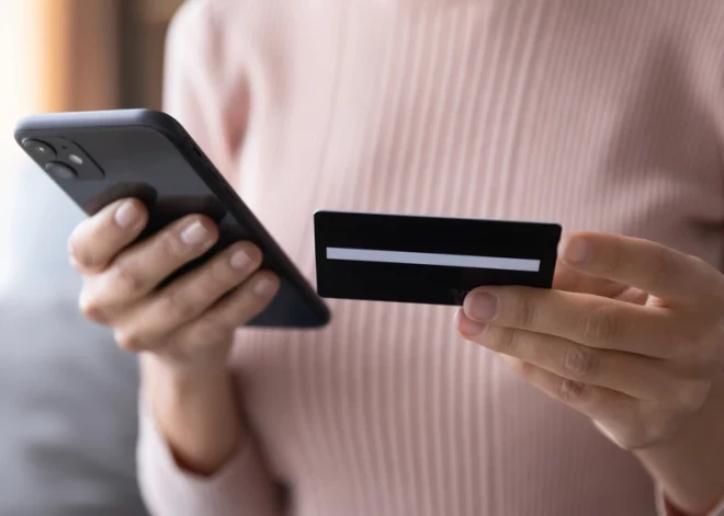 Почти год со счета женщины уходили деньги: она заметила это совершенно случайно