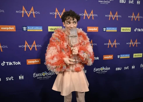 Победитель "Евровидения - 2024" Nemo с трофеем.