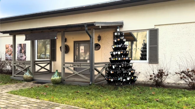 Vinotēka šeit izskatās kā svešķermenis, bet apmeklētāji ir.