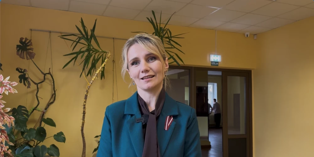 “Protams, mēs visi baidāmies no šodienas, no rītdienas, bet šeit, manuprāt, ir jāuzsver informācijas telpas nozīme. Ir jāizglīto, jāaudzina mūsu iedzīvotāji, jādalās ar informāciju, objektīvu informāciju par visām iespējām, par to, kas notiek, par to, kur nepieciešamības gadījumā viņi var saņemt palīdzību, atbalstu, uzdot jautājumus," Augšdaugavas novada vadītāja vietniece Olesja Ņikitina.