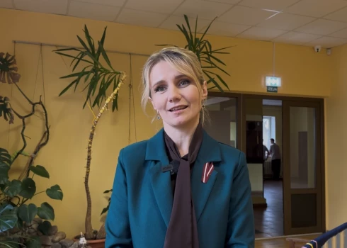 “Protams, mēs visi baidāmies no šodienas, no rītdienas, bet šeit, manuprāt, ir jāuzsver informācijas telpas nozīme. Ir jāizglīto, jāaudzina mūsu iedzīvotāji, jādalās ar informāciju, objektīvu informāciju par visām iespējām, par to, kas notiek, par to, kur nepieciešamības gadījumā viņi var saņemt palīdzību, atbalstu, uzdot jautājumus," Augšdaugavas novada vadītāja vietniece Olesja Ņikitina.