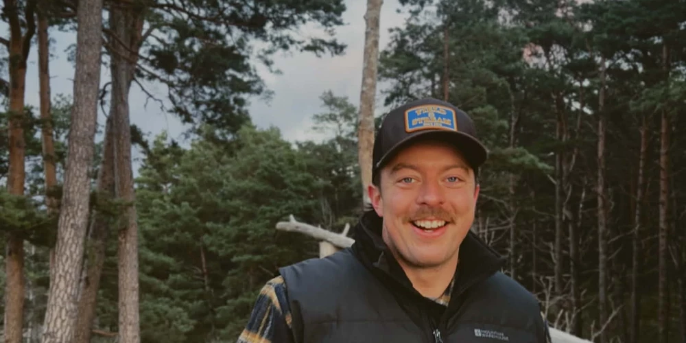 Liams Gaspars pie jūras Bernātos. Pats teic, ka atrasties dabā ir bauda.