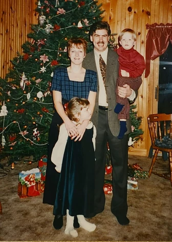 Ar ģimeni pie eglītes Kanādā.