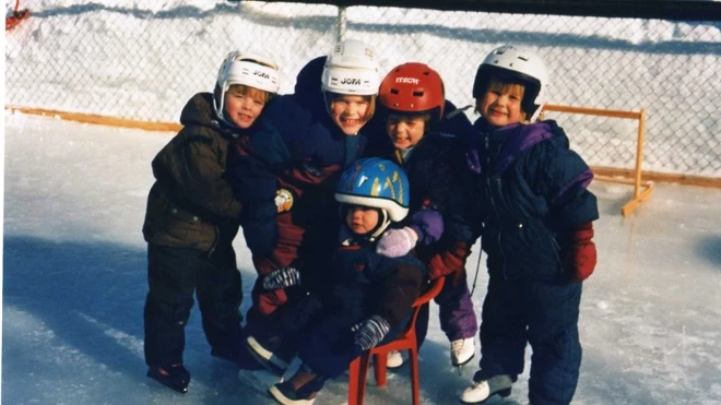 Ar draugiem slidotavā uz dīķa netālu no mājām. 1997. gads.