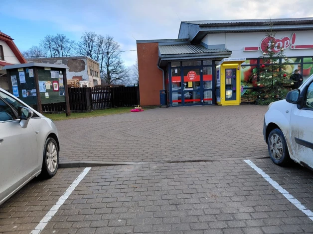 Alojieši ir dusmīgi, ka autocadītājiem nav aizliegts novietot auto uz ceļa, ko izmanto velobraucēji.