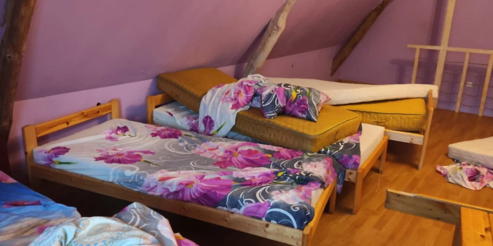 Pamatīgu postu Ropažu viesu namam "Laimnieki" nodarījuši "lieliskais desmitnieks" ar barvedi Mārtiņu priekšgalā.