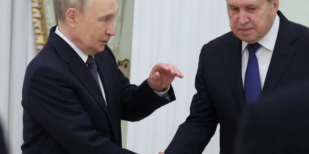 Krievijas diktators Vladimirs Putins un viņa palīgs Jurijs Ušakovs