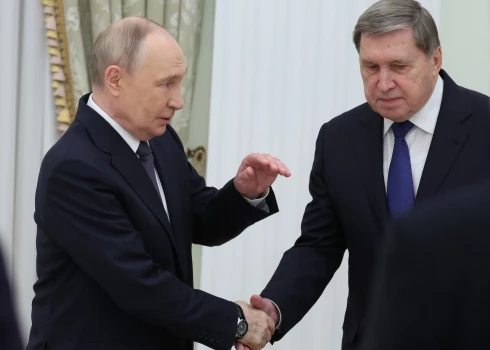 Krievijas diktators Vladimirs Putins un viņa palīgs Jurijs Ušakovs