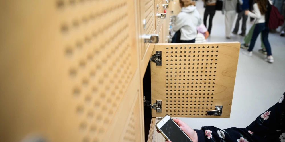 Daudzviet pasaulē skolēniem pirms došanās uz klasi nākas šķirties no mobilā telefona