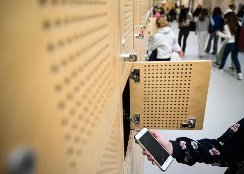 Daudzviet pasaulē skolēniem pirms došanās uz klasi nākas šķirties no mobilā telefona