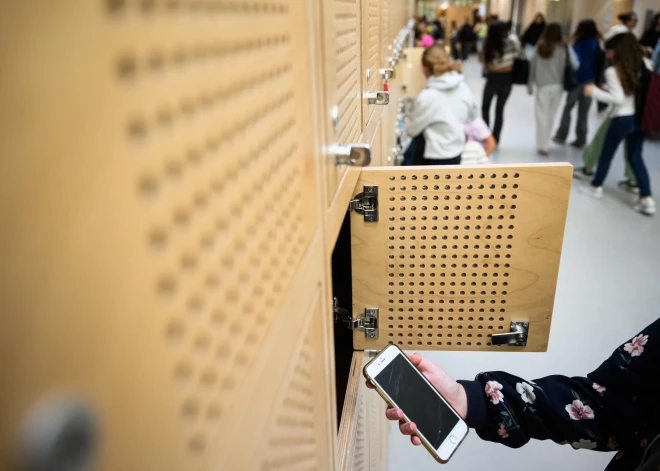 Izraēlas pamatskolās bērni vairs nedrīkstēs lietot mobilos tālruņus