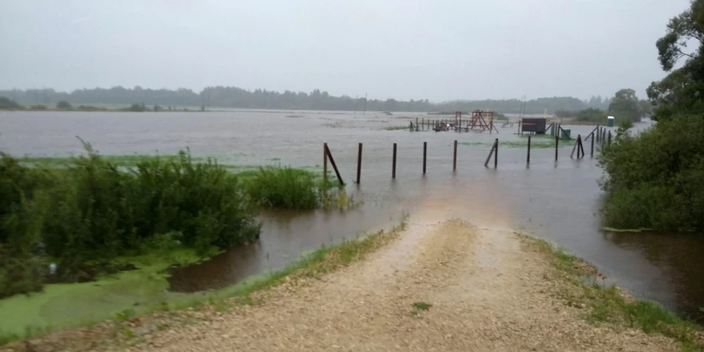 Bez sakārtotas meliorācijas applūst ceļi un tīrumi.
