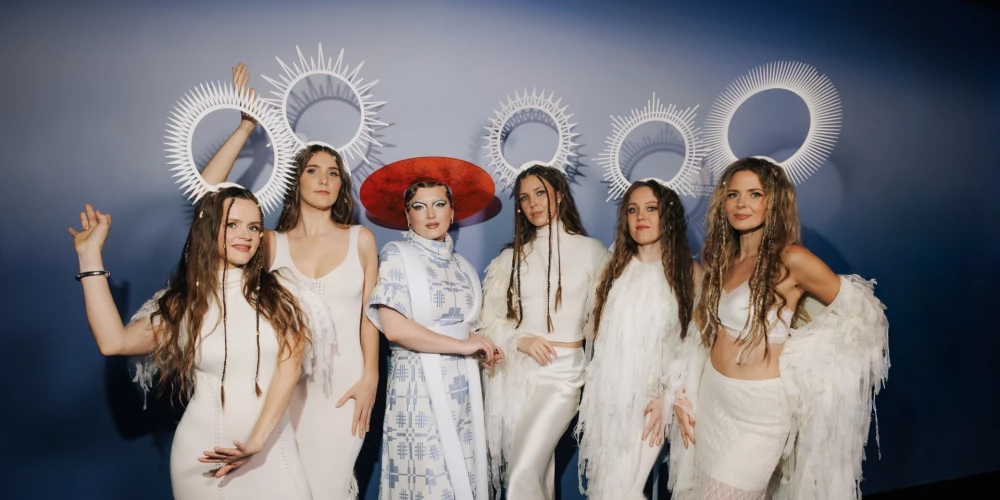 Grupa “Tautumeitas” kopā ar lietuviešu dziedātāju Petuniju izdevušas dziesmu “Tamsią Naktį” (“Tumšajā naktī”), kurā skan gan latviešu, gan lietuviešu valoda