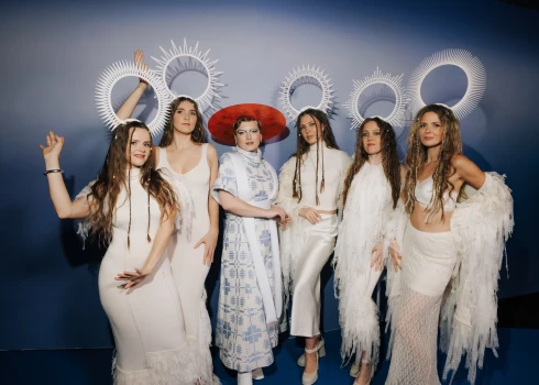 Grupa “Tautumeitas” kopā ar lietuviešu dziedātāju Petuniju izdevušas dziesmu “Tamsią Naktį” (“Tumšajā naktī”), kurā skan gan latviešu, gan lietuviešu valoda