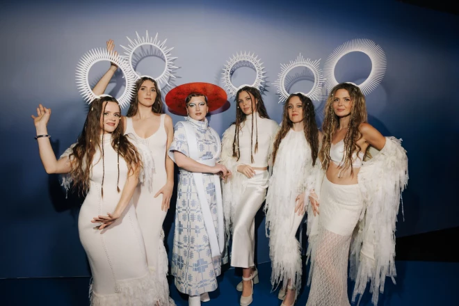 Grupa “Tautumeitas” kopā ar lietuviešu dziedātāju Petuniju izdevušas dziesmu “Tamsią Naktį” (“Tumšajā naktī”), kurā skan gan latviešu, gan lietuviešu valoda