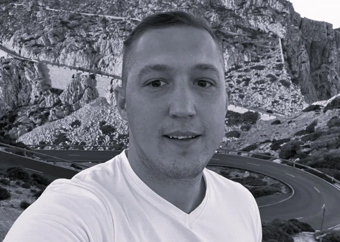 Pēc drosmīgas cīņas ar vēzi mūžībā devies Artūrs Deksnis.