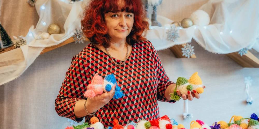 Saulkrastos ar sirsnīgu dāvināšanas tradīciju tapuši vairāk nekā 350 adīti rūķi bērnudārzu audzēkņiem.