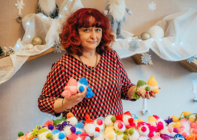 Simtiem adītu rūķu bērniem: pirmsskolas vadītāja Saulkrastos rada svētku brīnumu