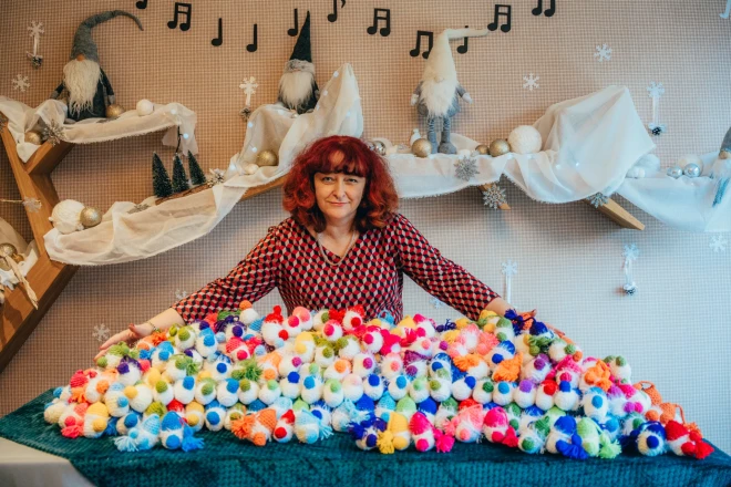 Ar sirsnīgu rūpību un aizrautību Jana šogad sataisījusi 247 adītus rūķus, ko saņems visi “Rūķīša” bērni.