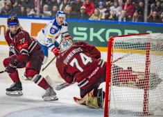 Jānis Jaks jubilejas spēlē Latvijas izlasē kļūst par mača varoni; papildlaikā diemžēl zaudējums
