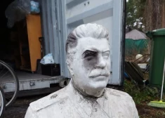 Sociālajos tīklos tirgo Staļina krūšutēlu, kas izskatās “dabūjis pa aci”