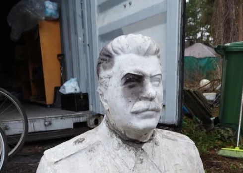 Sociālajos tīklos uzmanību piesaista sludinājums ar Staļina krūšutēlu.