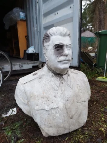 Sociālajos tīklos uzmanību piesaista sludinājums ar Staļina krūšutēlu.