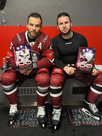 Jānim Jakam un Mārtiņam Dzierkalam 100 spēles Latvijas hokeja izlasē.