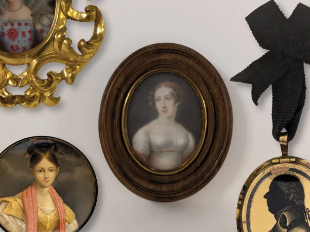 Portretu miniatūru vitrīna.