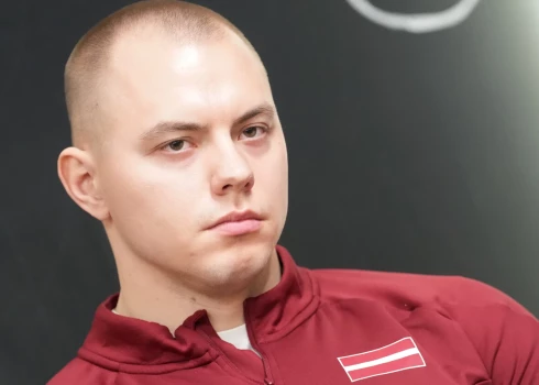 Latvijas bobsleja četrinieku ekipāžas ar pilotiem Jēkabu Kalendu (attēlā) un Renāru Grantiņu šodien Norvēģijā Pasaules kausa trešajā posmā startēs četrinieku sacensībās.