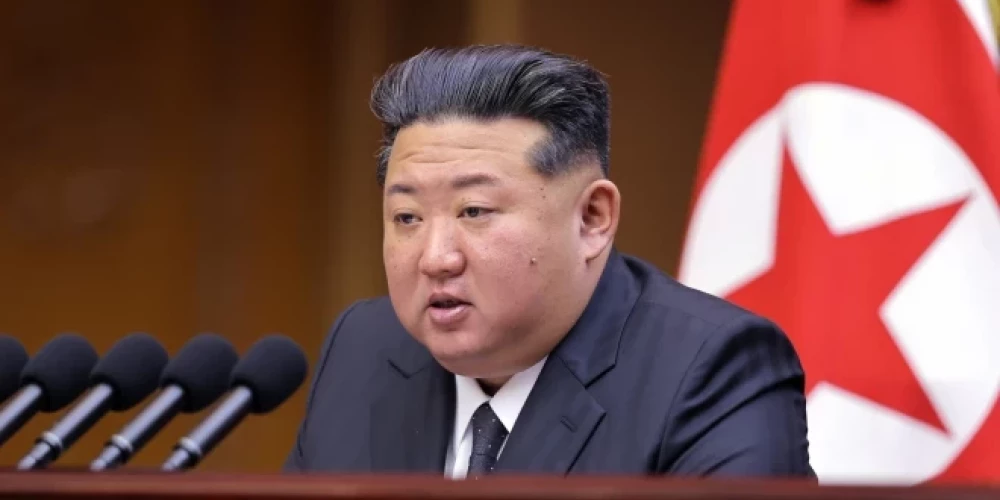 Ziemeļkorejas līderis Kims Čenuns runā, kuru sestdien pārraidīja valsts mediji, oficiāli atzina, ka nosūtīja savus karavīrus uz Krieviju.