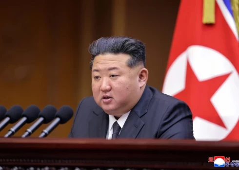 Ziemeļkorejas līderis Kims Čenuns runā, kuru sestdien pārraidīja valsts mediji, oficiāli atzina, ka nosūtīja savus karavīrus uz Krieviju.