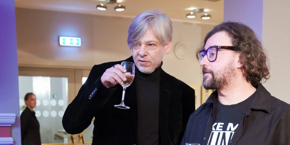 “Ceļojums pusnaktī” ir Jaunā gada mūzikas piepildīta izrāde par to, kā mēs bieži dzīvojam visur citur, tikai ne šodien.