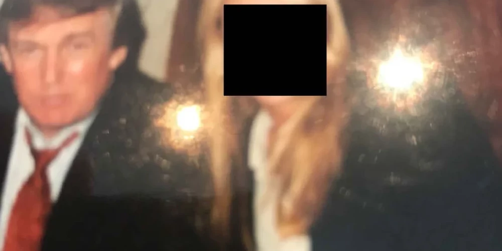 Pedofila Epstīna īpašumos atrastajās fotogrāfijās redzamas vairākas ietekmīgas personas, tai skaitā ASV prezidenti Donalds Tramps un Bils Klintons, Lielbritānijas monarhs princis Endrū un citi.