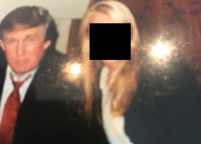 Pedofila Epstīna īpašumos atrastajās fotogrāfijās redzamas vairākas ietekmīgas personas, tai skaitā ASV prezidenti Donalds Tramps un Bils Klintons, Lielbritānijas monarhs princis Endrū un citi.