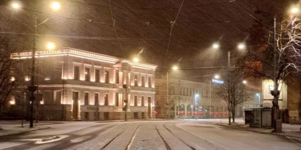 Sinoptiķi informē, ka naktī uz svētdienu, 14. decembri, Latvijā rietumu un centrālajos rajonos vietām veidosies piecu centimetru bieza sniega kārta.
