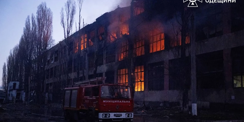 Горящее здание после воздушной атаки в Одесской области.