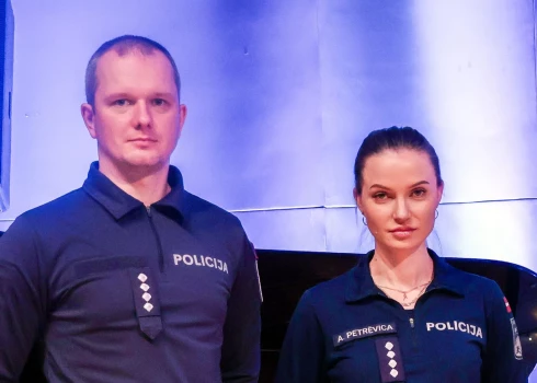 Par profesionālu rīcību fodināts VP kapteinis Rinalds Vainovskis un galvenā inspektore, kapteine Anete Petrēvica.