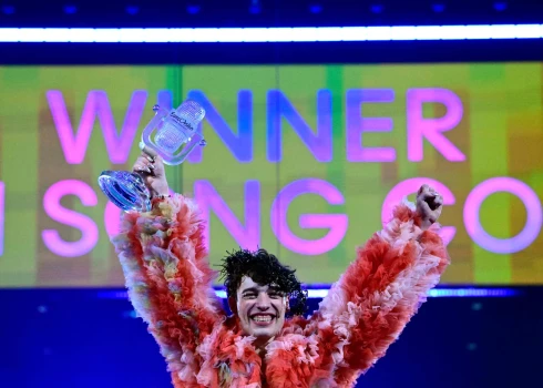 "Eirovīzijas" uzvarētājs Nemo atsakās no savas balvas protestējot pret Izraēlas dalību 2026.gada konkursā.