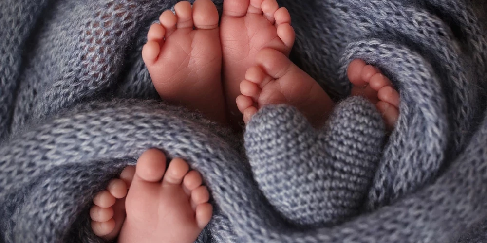 Trīs miesīgi brāļi vienā dienā kļūst par tēviem.