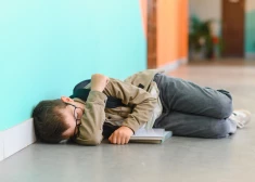 В Бауске школьник напал на одноклассника и стал его душить: пострадавший оказался в больнице