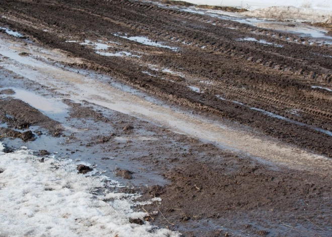 Ieviests aizliegums veikt kravu pārvadājumus pa Apes pagasta lauku ceļiem
