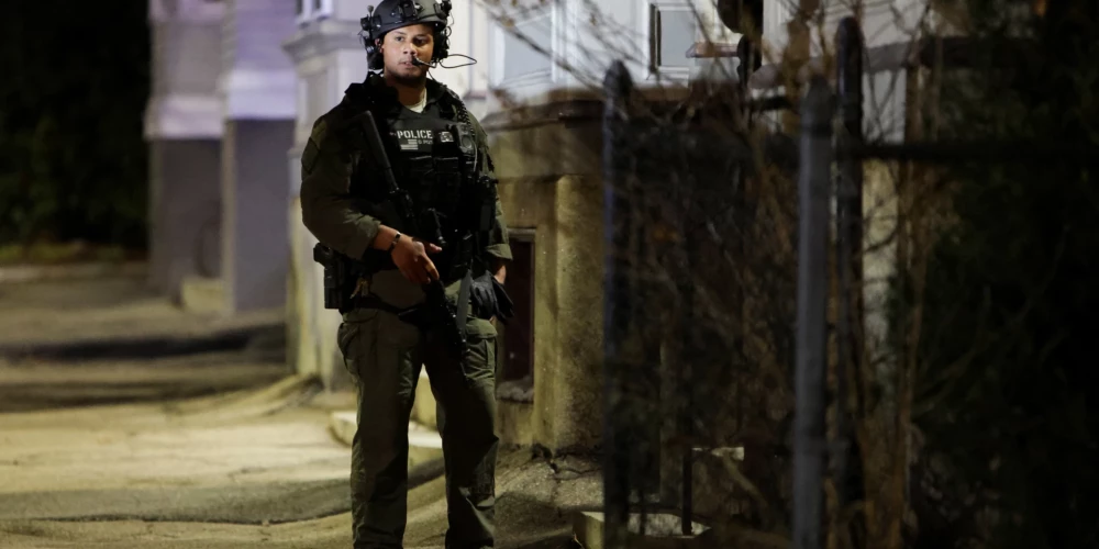 Policija pavēstīja, ka iespējams, uzbrucējs bijis vecumā no 30 līdz 40 gadiem un viņa seju segusi maska.