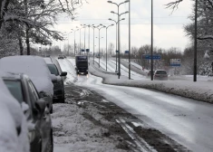 Снег и лёд парализовали движение на главных дорогах Латвии