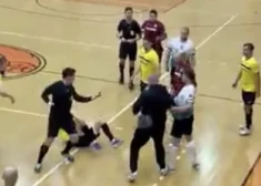 Policija sākusi pārbaudi par kautiņu Rīgas čempionātā telpu futbolā. VIDEO