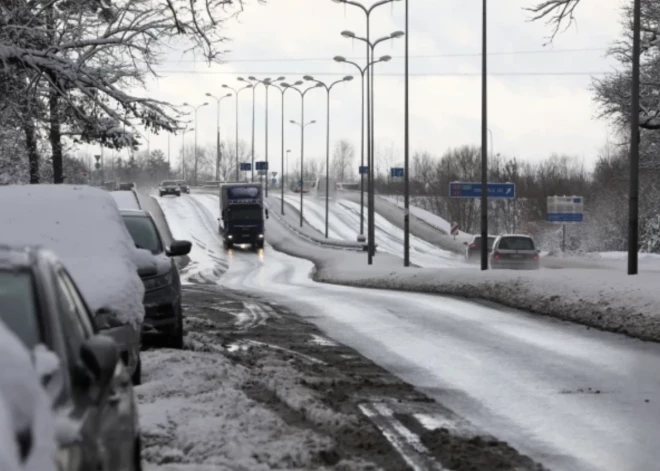"Idiotisms! Satiksme ir nenormāla!" sniegs un ledus pārsteidz Latviju; autovadītāji skarbi kritizē autoceļu uzturētājus
