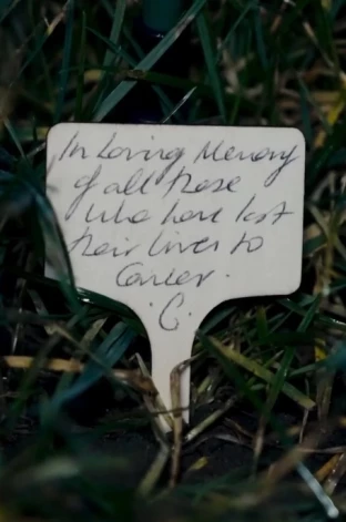 "В память о тех, кого забрал рак", - написала Кейт на листке, оставленном у роз.