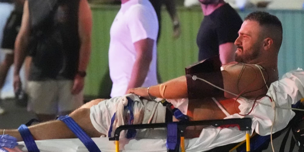 Мужчину перевозят на носилках после сообщения о стрельбе на пляже Бонди в Сиднее, воскресенье, 14 декабря 2025 года.