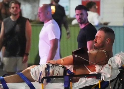 Мужчину перевозят на носилках после сообщения о стрельбе на пляже Бонди в Сиднее, воскресенье, 14 декабря 2025 года.