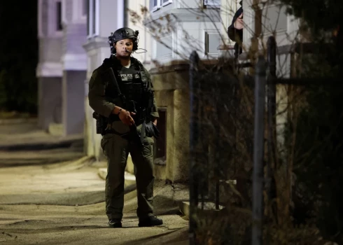 По меньшей мере два человека погибли и восемь получили серьезные ранения в результате стрельбы, произошедшей во время экзаменов в Брауновском университете.